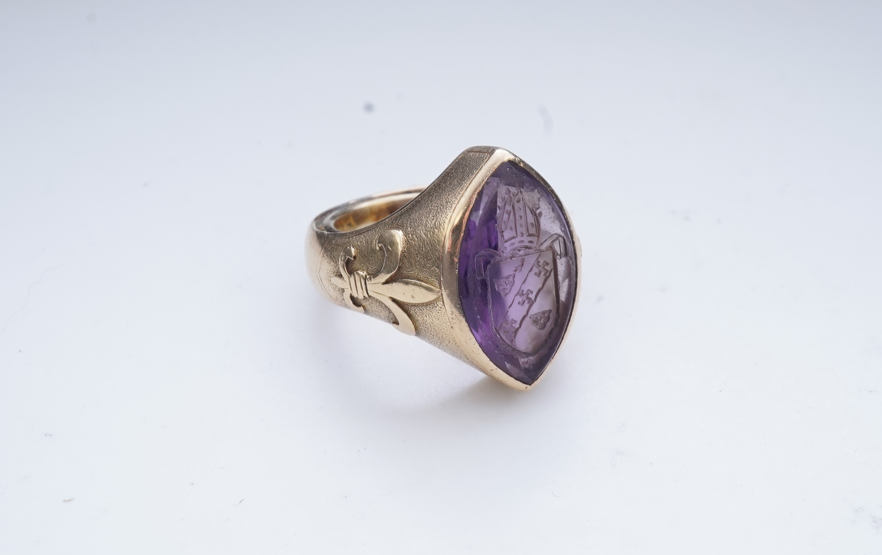 A gold and amethyst episcopal ring, early 20th century